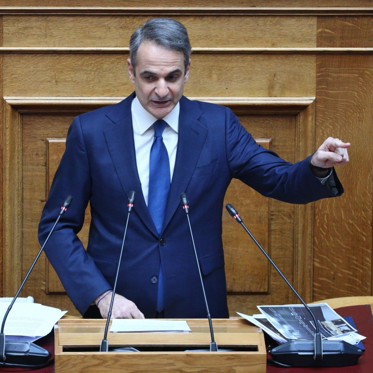 AretiAthanasiu's tweet photo. «Είδα έναν άνθρωπο να μοιάζει τόσο γελοίος την στιγμή που νόμιζε πως περνιέται πιο έξυπνους απ’ όλους.»
Η συγγραφέας και σκηνοθέτης Βάσια Αργέντη, σε ένα  απολαυστικό κείμενο πως είδε και τι διέκρινε στον λόγο του Κυριάκου Μητσοτάκη: 
«Τα καινούρια ρούχα του Βασιλιά», λίγα λόγια για τον λόγο του Πρωθυπουργού.
Εικάζω πως όλοι λίγο-πολύ γνωρίζουμε το παραμύθι «τα καινούρια ρούχα» του βασιλιά».

Παρακολουθώντας με περίσσια προσοχή τον λόγο του Πρωθυπουργού στο βήμα της Βουλής χθες, μου γεννήθηκαν κάμποσες σκέψεις και όλες με έναν περίεργο τρόπο, μπόρεσαν να «χωρέσουν» στον τίτλο του παραπάνω παραμυθιού.

Θέλετε η γλώσσα σώματος, το μόνιμο συνοφρυωμένο μέτωπο, η έλλειψη σταθερής βλεμματικής επαφής, η πρόταξη του κεφαλιού προς τα κάτω, το δάχτυλο που το διέτεινε σαν δάσκαλος στο σχολείο καθ’ όλη τη διάρκεια της ομιλίας του;

Όλα αυτά, μαζί με την μόνιμη υφέρπουσα ειρωνεία, την κυνικότητα και την αλαζονεία που υπογράμμιζαν με δεικτικό και δηλωτικό τρόπο την καθόλου καλή του προαίρεση, τον έκαναν να ξεχωρίζει από έναν αληθινό ηγέτη, από έναν αληθινό καπετάνιο που δύναται να τραβήξει την χώρα προς τα επάνω(!!!) και να την βγάλει μέσα από τις φουρτούνες , αν όχι αλώβητη, τουλάχιστον «καλύτερη» από τα πριν.

Είδα έναν άνθρωπο να πνίγεται μες στον φόβο της απομείωσης του αξιώματός του, έναν άνθρωπο που δεν έχει σχέση με την ενσυναίσθηση και που το μυαλό του δεν συναντά επουδενί την καρδιά του.

Είδα έναν άνθρωπο να μιλά για αποδοχή ευθυνών με τρόπο ύπουλο, βρώμικο, θαρρώντας πως απευθύνεται σε ανόητους. Η αποδοχή αυτή ουσιαστικά για όποιον δεν κατάλαβε , ήταν η «παραδοχή» του ότι είναι αθώοι, αμόλυντοι και η αγνότητα και η καλή τους καρδιά δεν τους άφησε να ζυγίσουν σωστά τις παραφιλολογίες περί μπαζώματος και στάθηκαν πέραν από καλοπροαίρετοι και αρκετά ενοχικά απέναντι στους συγγενείς. 

Και ΝΑΙ, κυρίες και κύριοι, ΑΥΤΑ ήταν τα λάθη τους, δια στόμασι πρωθυπουργού παρακαλώ.
Αντιλαμβανόμαστε όλοι ότι όλο αυτό το παράλογο και εξωγήινο που παρακολουθήσαμε εδράζεται στην άμετρη ματαιοδοξία και αλαζονεία του.

Είδα έναν άνθρωπο να μιλά με άκρως εγωκεντρικό λόγο, με περίσσιο ύφος που άλλοτε θύμιζε θυμωμένο 17χρονο που έπρεπε να πετάξει τις «μπηχτές» του στον αντίπαλο, ή την μπάλα στην εξέδρα, γιατί μειώνοντάς τον θα κατάφερνε να ανυψώσει το δικό του ηθικό αλλά και της παράταξής του : Στάλιν, 13-0, άγνοια Ανδρουλάκη κ.ο.κ.

Είδα έναν άνθρωπο να μιλά δίχως να έχει συνειδητοποιήσει γιατί βρίσκεται εκεί, με τρομερή υπεροψία και με τον δείκτη ανικανότητας στο μείον 100 σε ό,τι αφορά την ερμηνεία των γεγονότων. 

«Διάβασε» τις προθέσεις του λαού και τις ερμήνευσε ως ένα αίτημα για ανύψωση της χώρας και όχι θέλησης ύπαρξης δικαιοσύνης, δημοκρατίας και απομάκρυνσης κάθε κακοποιητικού και ενοχοποιητικού ανθρώπινου στοιχείου.

Είδα έναν άνθρωπο να μιλά με τόσο υποτιμητικό τρόπο για τον λαό που τον εξέλεξε και να αραδιάζει ΜΟΝΟ ψέματα που και ο ίδιος αδυνατούσε να τα πιστέψει.
Είδα έναν άνθρωπο να μιλά με θράσος, υπογραμμίζοντας πως αυτό που συνέβη στις 28/2 είναι ναι μεν σημαντικό…. 

Αλλά μην ξεχνάτε, είπε κουνώντας για ακόμη μια φορά το δάχτυλο, πως υπάρχουν και άνθρωποι που διαμαρτύρονται ΑΘΟΡΥΒΑ. Τόνισε. Ένα άκρως δεικτικό, κυνικό σχόλιο ΚΑΙ αυτό. Μάλλον αυτό τον συνέφερε.

Είδα έναν άνθρωπο να λέει με δήθεν περηφάνια ότι δεν συμμετείχε η ΝΔ σε δημόσια ξεκατινιάσματα με συγγενείς θυμάτων και περιττούς δημόσιους διαλόγους, όταν τα σκυλιά  της κολάσεως της οποίας ζει, δεν είχαν αφήσει όντας λυμένα, παράθυρο για παράθυρο τηλεοπτικής εκπομπής, μειώνοντας τον πόνο των συγγενών των θυμάτων και μειώνοντας τη
νοημοσύνη όλων μας.

Είδα έναν άνθρωπο να μην αναλαμβάνει ευθύνη για τίποτα, είδα έναν άνθρωπο να μην ντρέπεται, να μην διαθέτει καμιά συστολή και να αποκαλεί το έγκλημα… ΑΤΥΧΗΜΑ, είδα έναν άνθρωπο να πετάει ευφυολογήματα, που ανάθεμα αν ξέρει τί σημαίνουν, είδα έναν άνθρωπο που δυστυχώς αλλά σε τίποτε δεν θύμιζε κυβερνήτη χώρας.

Είδα μέσα σε μία ώρα όλο το ηθικό δίδαγμα του παραμυθιού που ανέφερα στην αρχή «τα καινούρια ρούχα του βασιλιά». 
Ένα ανύπαρκτο «ύφασμα» που στοιχίζεται με την ανύπαρκτη δημοκρατία, ένας ματαιόδοξος βασιλιάς που αγαπά το ψέμα και στοιχίζεται με τον Κυριάκο Μητσοτάκη, δύο απατεώνες που βγήκαν στην γύρα να πείσουν πως υφαίνουν μετάξια και στοιχίζονται με τα σκυλιά-φρουρούς του Μητσοτάκη, και μία κοινωνία που υποχρεώθηκε να το παίξει ηλίθια για να μην χαρακτηριστεί ανάξια και άκουσον, άκουσον ΗΛΙΘΙΑ.

Απλώς, προσέξτε το ύφος , τις ανάσες ανάμεσα στις λέξεις του και πώς χαιρόταν όταν νόμιζε πως «μας την λέει». 
Είδα έναν άνθρωπο να μοιάζει τόσο γελοίος την στιγμή που νόμιζε πως περνιέται πιο έξυπνους απ’ όλους.

Β. Αργέντη, συγγραφέας, σκηνοθέτης.