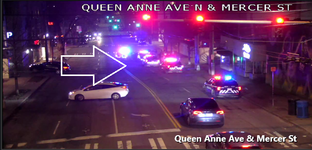 在1st Ave W的W Mercer St上的SPD活动，阻塞WB车道。谨慎并寻求替代路线。