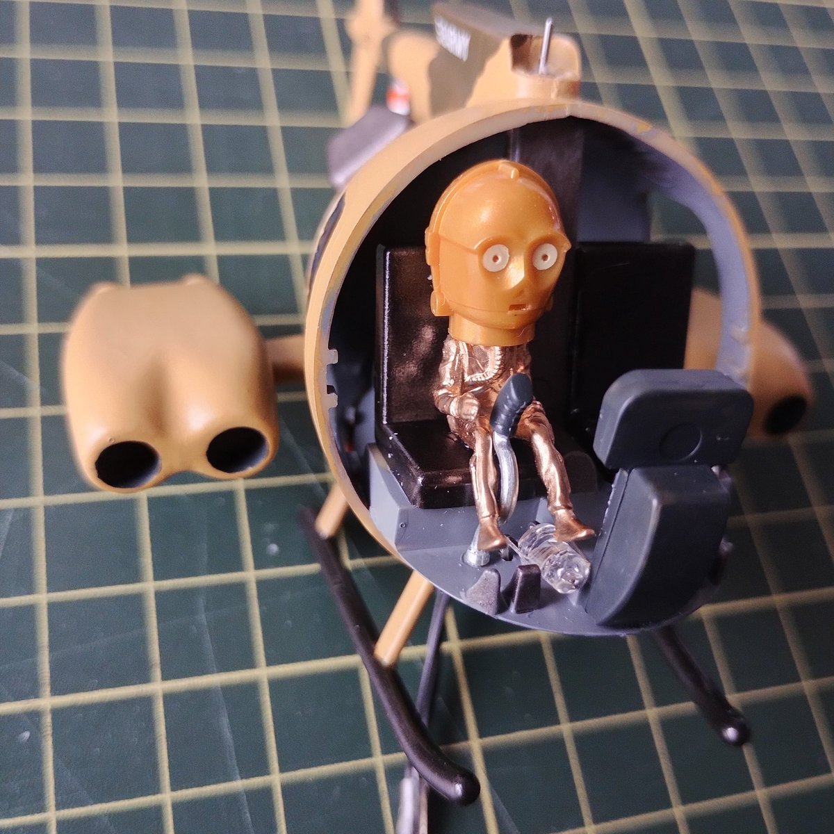 REINCAR89012345's tweet photo. #ヒューズ500 その5
パイロット
座席が狭いので、、、
頭はC3PO
体は1/72の飛行機用フィギュア 🤣🤣🤣
#たまごひこーき #HUGHES500 #ハセガワ #電動 #電飾 https://t.co/sTq2Cqlyh0