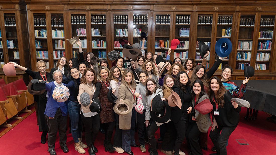Ni siquiera la lluvia ha podido impedir el tradicional lanzamiento de sombreros en Nebrija por el #DíaInternacionaldelaMujer. Con él, queremos recordar y rendir homenaje a las grandes referentes de nuestra historia olvidadas por la sociedad. #8M