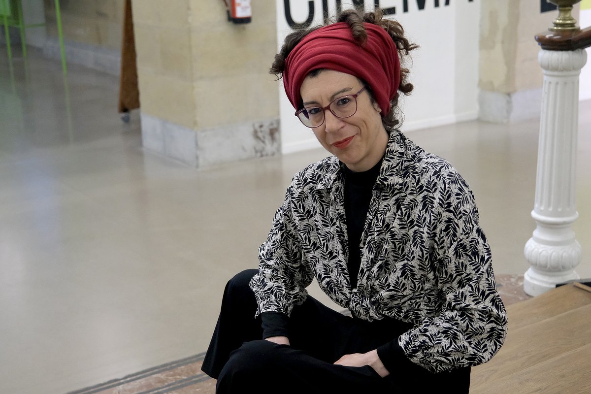 Lengoaiaren filosofian doktorea da Jule Goikoetxea. Zientzia politikoen eta feminismoaren inguruan ere ardaztua du irakasle eta ikerlari ibilbide oparoa. Elkarrizketa haren jarduna zeharkatzen duen hari nagusiarekin ehundu dugu: feminismoaren aldarriak.

Irakurri elkarrizketa ⬇️