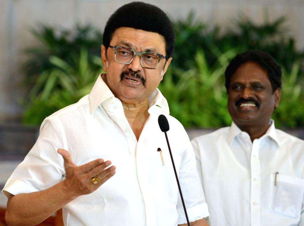 Kalang_vilakkam's tweet image. மீண்டும் வைரலாகும் பழைய வீடியோ.. திமுகவின் ஆங்கில புலமை.!! #Brideoftamilnadu #dmk #englishknowledge #MKStalin 

@arivalayam @mkstalin @Udhaystalin @KanimozhiDMK @Anbil_Mahesh 

youtube.com/shorts/mD4Dywq…