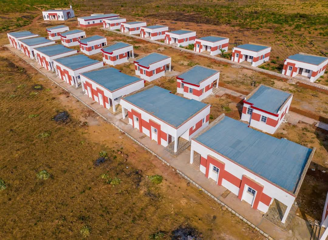 abdullahayofel's tweet image. This is MASSIVE 

PROJECT UPDATE: PHASE 1 OF QATAR CHARITY HOUSING NEARING COMPLETION

The Kaduna State Government is pleased  to announce that Phase 1 of the Qatar Charity Housing Project in Kaduna State is nearing completion.

This remarkable project, initiated by Qatar Charity…