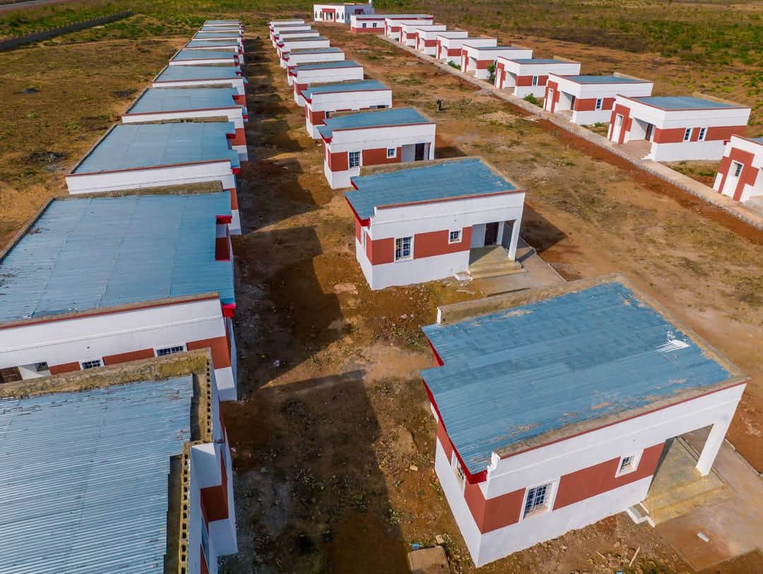 abdullahayofel's tweet image. This is MASSIVE 

PROJECT UPDATE: PHASE 1 OF QATAR CHARITY HOUSING NEARING COMPLETION

The Kaduna State Government is pleased  to announce that Phase 1 of the Qatar Charity Housing Project in Kaduna State is nearing completion.

This remarkable project, initiated by Qatar Charity…