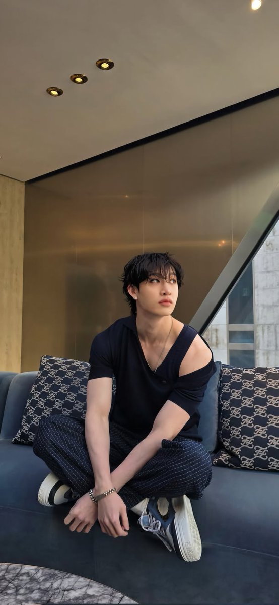 According to Vogue Business, Fendi ambassador #BangChan from #StrayKids achieved the highest overall ranking by MIV during Milan Fashion Week, amounting to $1.4 million in MIV.