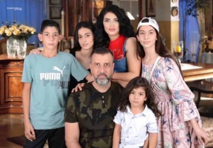 Der Mann auf dem Bild ist Hafez Moeen Deeb. Er, seine Frau &amp; Kinder wurden gestern getötet, weil sie Alawiten waren. Eine ganze Familie wurde ausgelöscht.

Und Medien decken dieses Verbrechen, spielen Sprachrohr für IS- &amp; Al-Qaida-Terroristen &amp; behaupten es seien „Assad-Schergen“