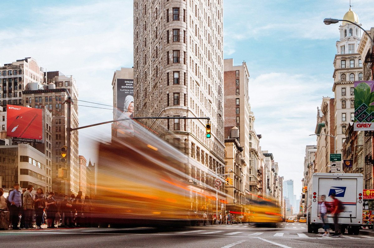 Er trekken steeds meer mensen weg uit de binnensteden. Hoe maken we de binnenstad weer aantrekkelijk om te wonen, werken en recreëren? Op 20 maart a.s. organiseert Holland Property Plaza een inspirerende middag hierover. Voor info: rb.gy/br3436  Foto: Denys Nevozhai