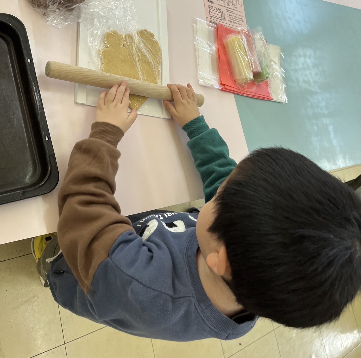 kos510's tweet photo. 先週は息子の６歳のお誕生日でした🎂
お菓子の城で息子と作ったクッキーもお友だちとの合同お誕生日会でケーキやご馳走を一緒に作っても偏食がひどくて食べられず😅
誕生日当日に、一緒に作ったチョコレートケーキは食べてくれて嬉しかったです😊
４月から小学生…給食たべて楽しく過ごせますように��� https://t.co/CFqwMs6Djq