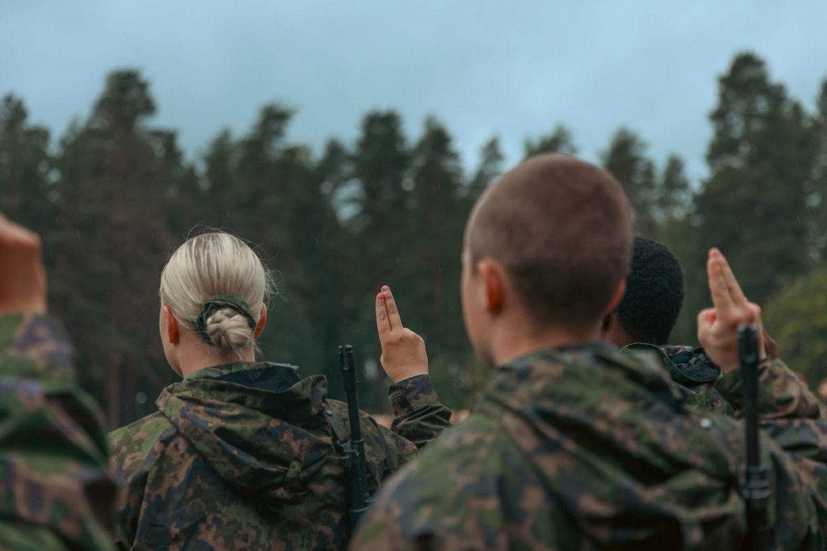 Hyvää kansainvälistä #naistenpäivä​ä!
• Naisia on 19 % Puolustusvoimien henkilöstöstä.
• Naisten määrä on kasvanut viime vuosina, reserviin on koulutettu 
noin 14 000 naista.
• 2024 palveluksen suoritti 828 naista. 
• Jopa 60 % naisista suorittaa johtajakoulutuksen. 

1/2