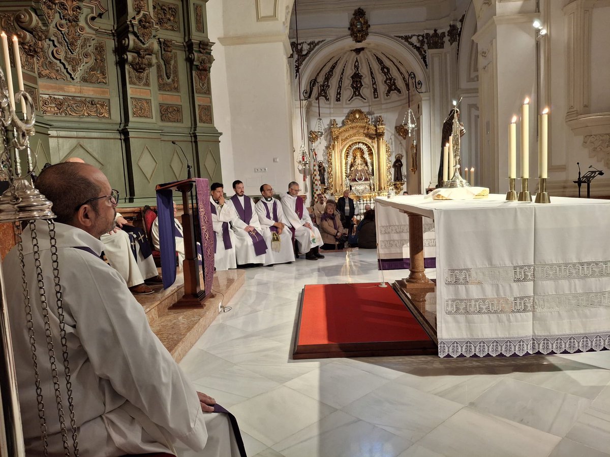 Seis arciprestazgos de la Diócesis de Málaga peregrinan hoy hasta la Catedral de Málaga con motivo del Año Jubilar. Las parroquias de los arciprestazgos de la Victoria, los Ángeles y Virgen del Mar parten de la iglesia de Santiago hasta el primer templo malacitano.