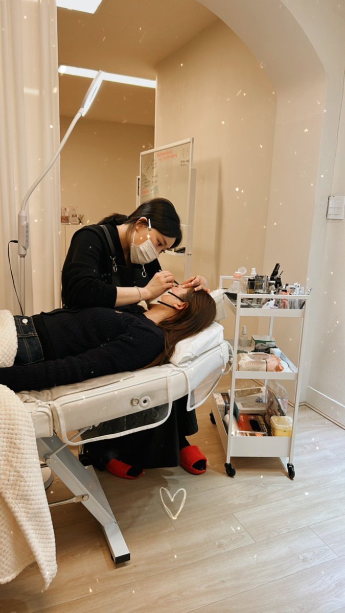 Rina11030602's tweet photo. 眉アートとまつ毛、韓国の@kkangdy08 さんでとても可愛くして貰えました💗 https://t.co/Og3rt0VGDL