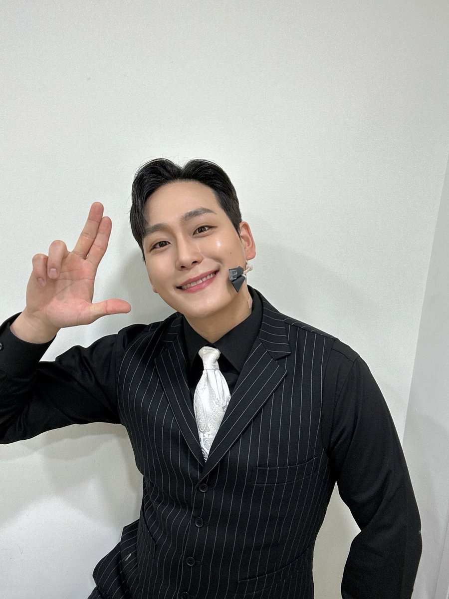 [#백기범]

기범배우의 뮤지컬 <카포네 밀크> 마지막 공연이 끝났습니다🎁
그동안 함께해 주신 관객분들께 진심으로 감사드립니다🙏🙏
⠀
#더블케이엔터테인먼트 #더블케이아티스트 #배우백기범 #뮤지컬 #카포네밀크 #감사합니다❤️❤️