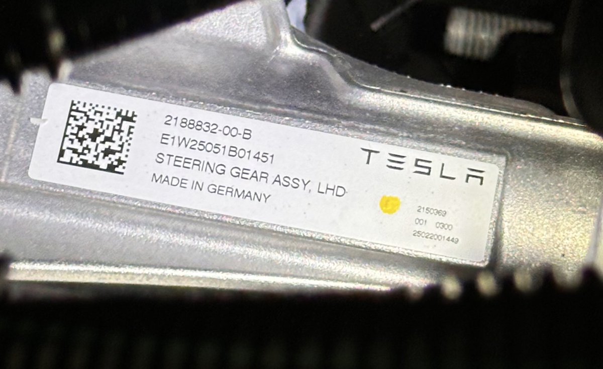 EFIEBER_ANDRE's tweet image. Im neuen Model Y sind nicht nur die Materialien hochwertiger, sondern auch die Bauteile auf einem neuen Level.

Beispielsweise ist das Lenkgetriebe jetzt Made in Germany 🇩🇪.
Auch die Brembo-Bremsen kommen nicht mehr aus China, sondern werden nun in Tschechien 🇨🇿 gefertigt!