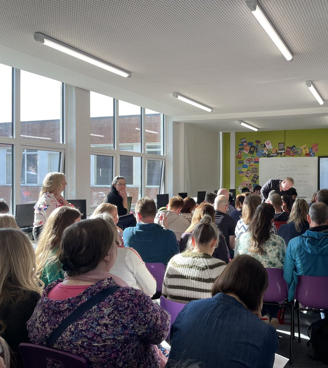 SOMEWHERE IN THE THRONG IS MR DIDAU TEACHING OUR ACE FOUR DWELLINGS PUPILS! 🙌 <a href="/DavidDidau/">David Didau</a> #rEDBRUM