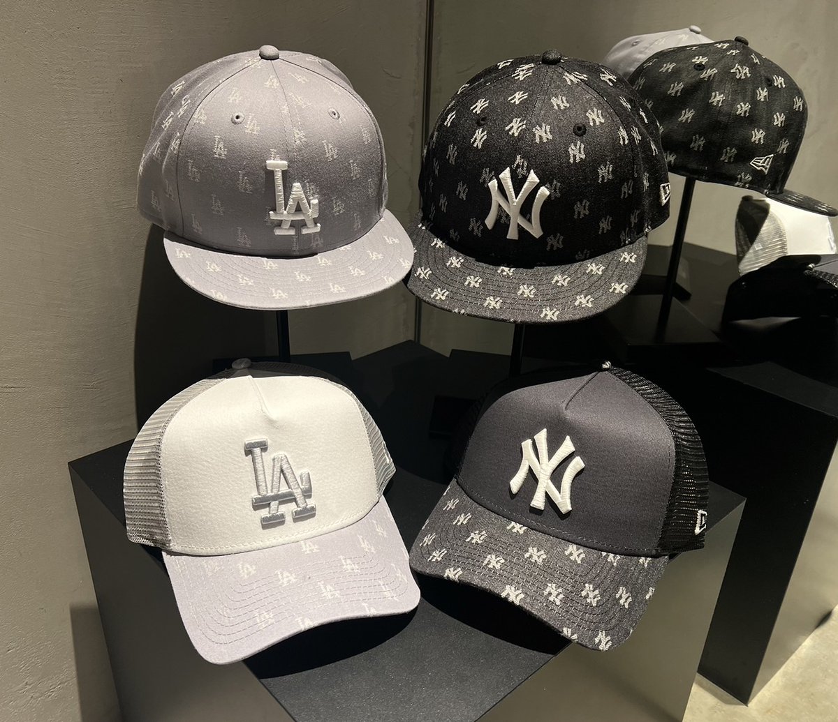 NewEraShibuya's tweet image. 【MLB Jacquard】
モノグラムデザインをジャカードで表現したコレクション。ニューヨーク・ヤンキース、ロサンゼルス・ドジャースをフィーチャー。プリントでは表現できない高級感を演出。
#ニューエラ #ニューエラ渋谷 #Jacquard #MLB