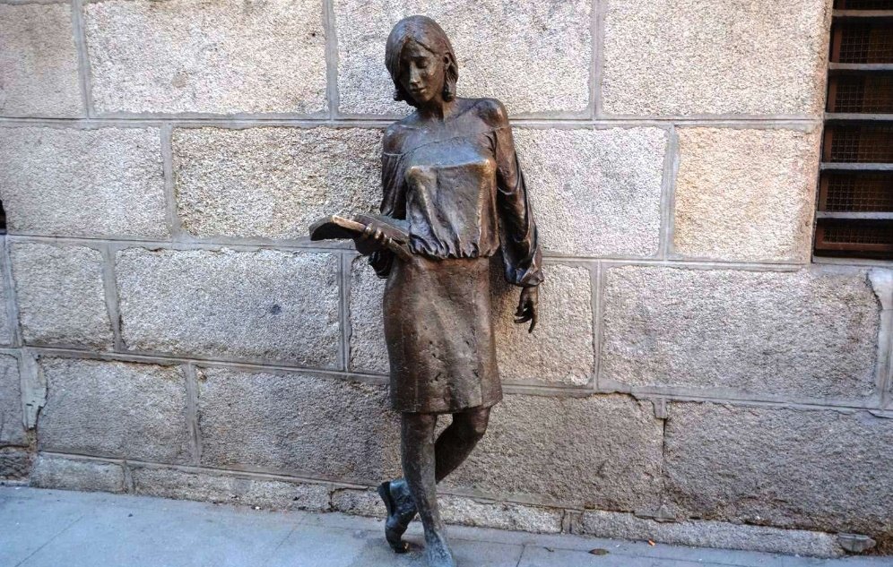 En la calle Pez de Madrid se encuentra esta estatua llamada " tras Julia" es un homenaje a una mujer que se disfrazaba de hombre para poder asistir a la universidad por tener las mujeres el acceso prohibido en aquella época . Pero oye, que el feminismo no hacía ni hace falta.