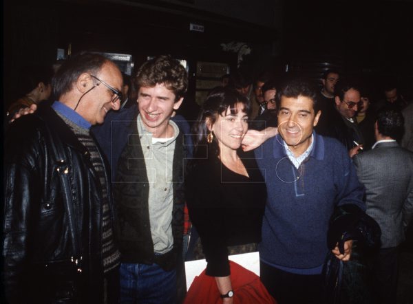 El director de cine Carlos Saura posaba junto a los actores Gabino Diego, Carmen Maura y Andrés Pajares tras la proyección para la prensa de su película  "¡Ay, Carmela!", en #Madrid, el #8mar de 1990. #EFEfototeca