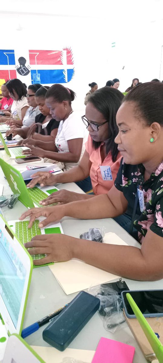 Cerrando una semana muy productiva! Gracias a <a href="/ronmatusalem_/">Matusalem</a>  y en alianza con <a href="/FZTnicaragua/">FundaciónZamoraTerán</a> hemos logrado una semana de preparación y capacitación docente previa a la entrega de computadoras en Monte Plata, República Dominicana. 

En OLPC creemos en la tecnología como  un puente