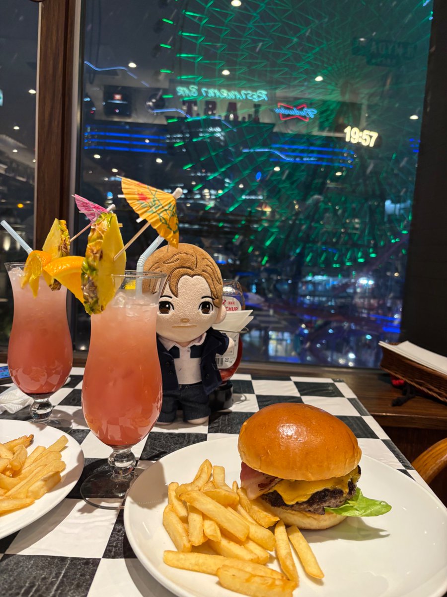 changminkawaii's tweet photo. ⑦ワールドポーターズのLASTでコラボのハンバーガー🍔を。ここは窓側の席からコスモクロックも見れる💕チャンミン君も今度は震えながら見なくてすんだ😆
#東方神起_ZONE
#SOUNDZONE https://t.co/xcx4xBQVcE