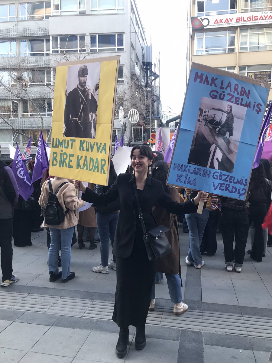 Ben sözümü tuttum :) Bugün Ankara’da Kolej Metrodan Kızılay’a kadar yürüdük. Malum pkklı tayfaya verdiğim rahatsızlıktan dolayı uluyorum şu an :)