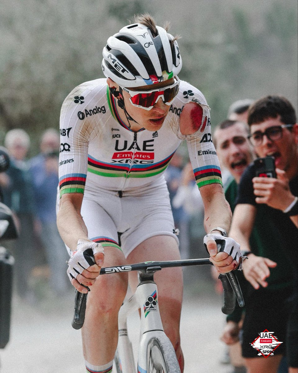 #StradeBianche 🇮🇹 | ¡UN OVNI ATERRIZA EN SIENA! 👽

Ni una dura caída pudo parar una nueva INCONTESTABLE VICTORIA de Tadej Pogacar🇸🇮 en la Strade Bianche 2025  🚴🏻‍♂️🔥

3️⃣❎ 2022, 2024 y 2025 

#Ciclismo #Cycling

📸©️ <a href="/TeamEmiratesUAE/">@UAE-TeamEmirates</a>