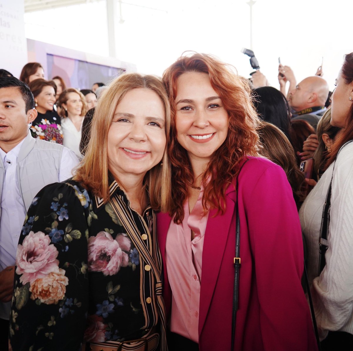 AnaRochio's tweet photo. ¡Feliz cumpleaños a nuestra muy querida Presidenta Honoraria de DIF Sonora! 
Sra. Rocío mis mejores deseos para usted, muchas felicidades 💕 https://t.co/A6j3dZBFMO