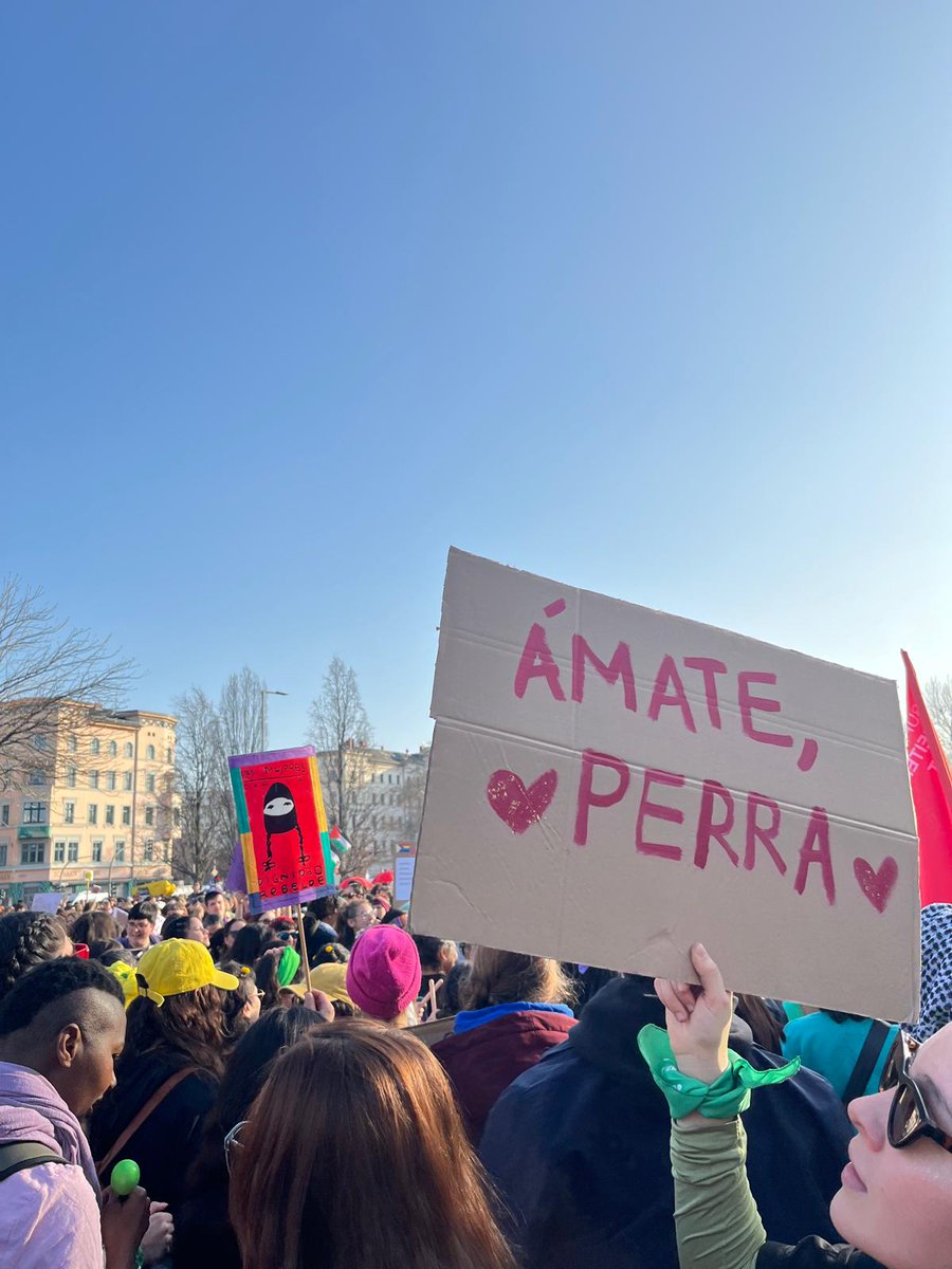 Hoy es 8M y en <a href="/DLatitudes/">Distintas Latitudes</a> tendremos una cobertura colaborativa de actividades en 12 países, gracias a nuestra #RedLATAM.

Empezamos con estas imágenes desde la Oranienplatz, en Berlín, Alemania, en la marcha de la Alianza Internacional Feminista.

📸 Alejandra Santamaría 🇨🇴