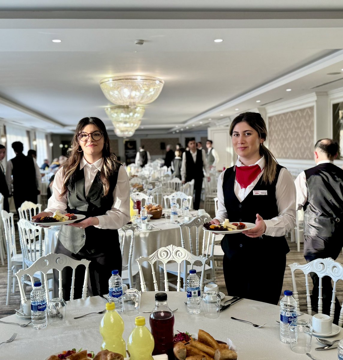 ramada_merter's tweet photo. F&amp;B ekibimiz, Ramazan Ayı boyunca da siz değerli misafirlerimizin tüm organizasyonlarında iş başında.
#ekip #ramazan #iftar #organizasyon https://t.co/ioQpqnljki