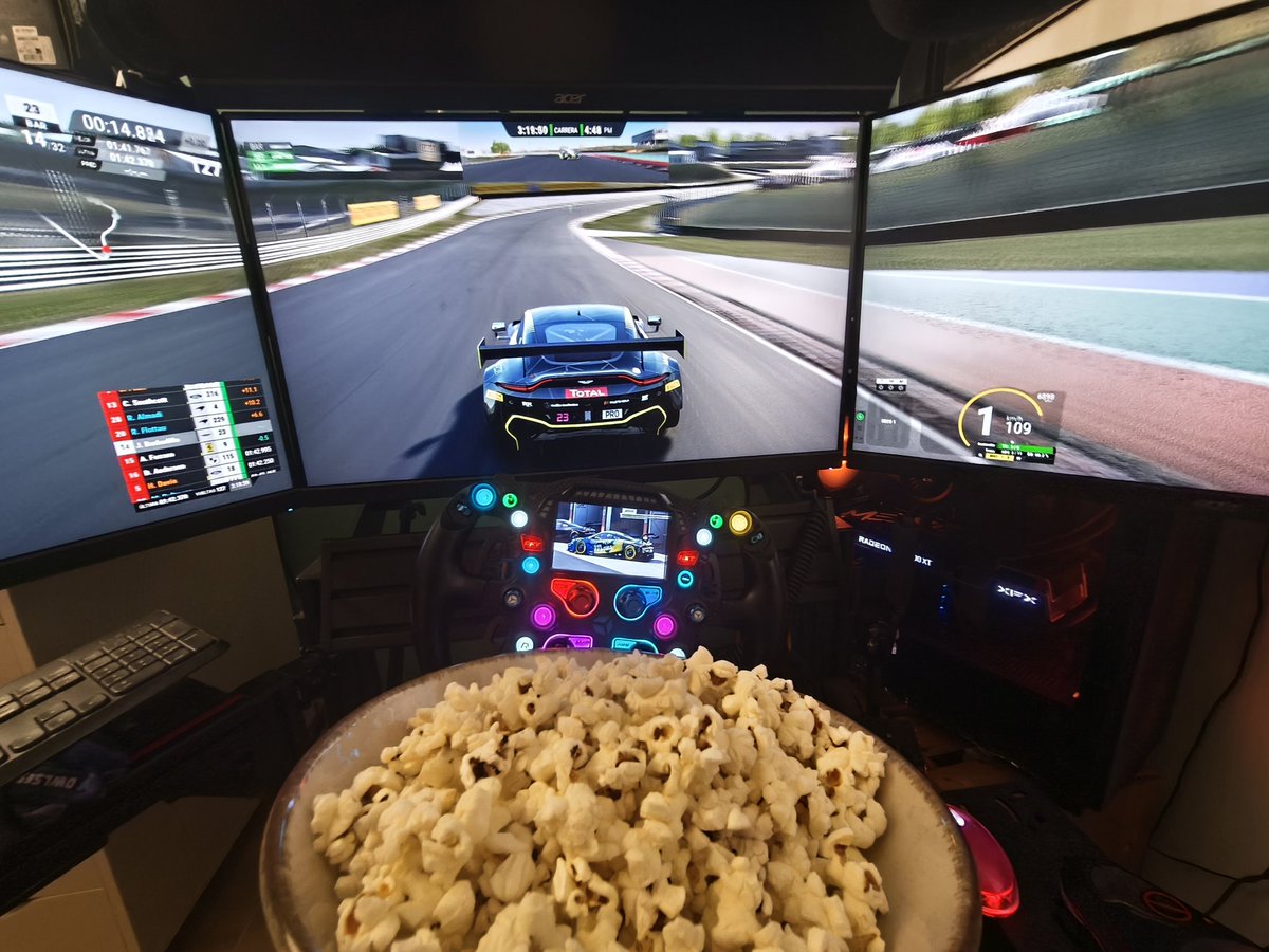 MNeila (@mneila_) on Twitter photo Cada loco con su Netflix 🤓
#simracing Cada loco con su Netflix 🤓
#simracing