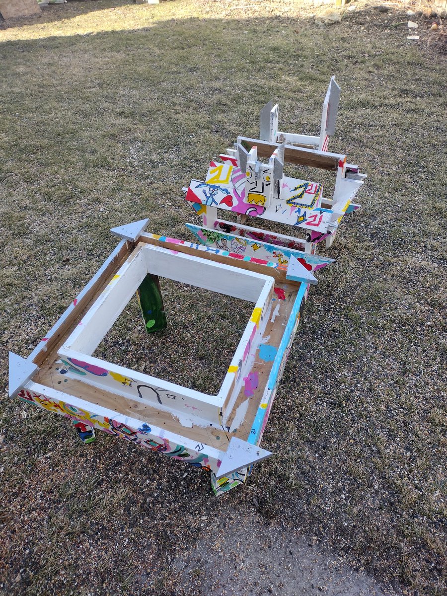 CTopilArt's tweet image. Leading the world in cutting edge  practical,recycled, and functional art crow feeders for crows, my target audience is crows. #crowlife #crows #practicalart #functionalart #ctopilart #topil #christiantopil #eBay #shredder #mordor #bigbuttduck #recycled