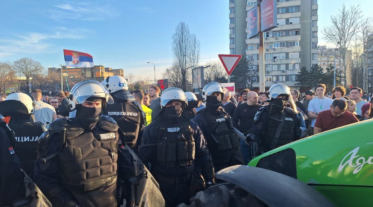 ❗️HITNO❗️

Zahtevamo da hitno puste traktore da nam se pridruže na protestu!!!

Svi građani koji mogu, neka odmah dodju ispred GO NBGD, da stanemo uz poljoprivrednike! 🔥