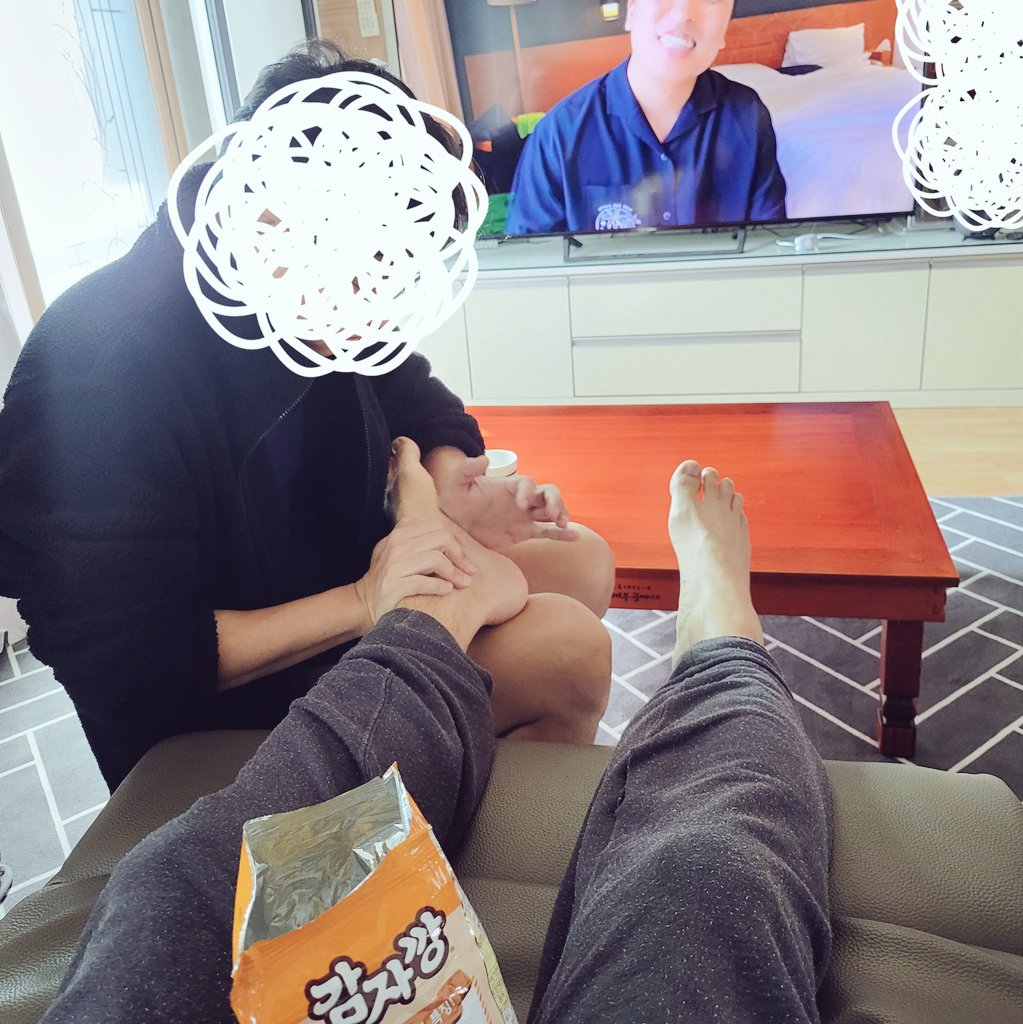 [하슬생활]
주말아침. 커피 한잔하며 받는 모닝 발마사지~ 피로가 풀린다~
하슬을 데리고 있는 주인 입장에서 이보다 기분좋은 아침이 있을까?
혼자서 하다보니 발 한쪽씩만 마사지가 가능해서 아쉽긴한데...
욕심일 수 있겠지만, 언젠가 둘째 하슬을 고려해 봐야할 듯...