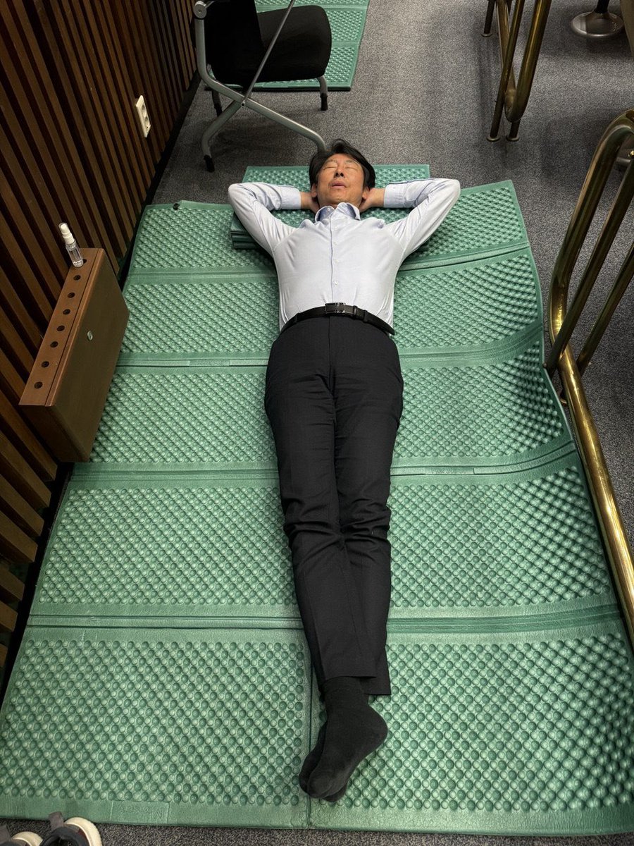 hoongihoongi's tweet photo. <국회 비상 대기>

오늘 밤부터 내란수괴 윤석열 헌재 파면결정때까지 국회비상대기입니다.

의원회관 제 방에 누웠는데, 불면의 밤이 될 것 같습니다.

지난해 연말 탄핵의결을 앞두고 그 때도 국회에서 비상대기를 했었는데, 
이번에도 반드시 국민이 승리합니다. https://t.co/EB37GNHhBM