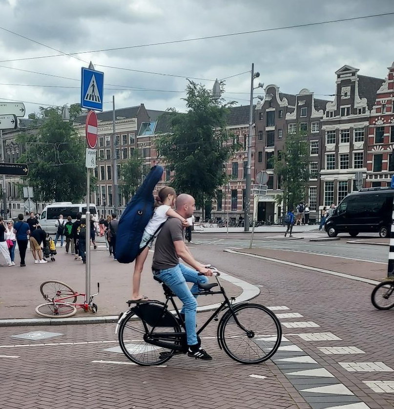 ✔️ 'Bringing your little girl to music school'
—#Amsterdam
