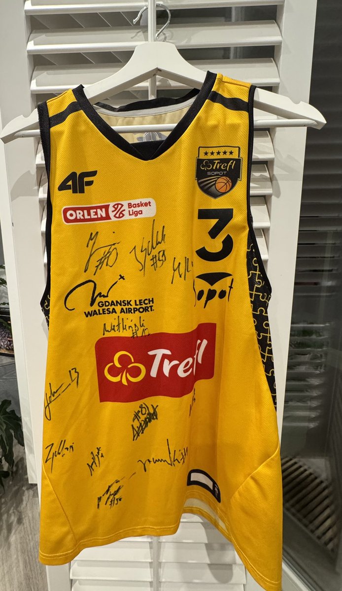 Bardzo ważna sprawa ❗️

Córka Roberta Skibniewskiego walczy z chorobą i potrzebuje naszej pomocy. 

Jak wspominałem w rozmowie z <a href="/niemacogdybac/">Nie ma co gdybać Podcast</a> na licytację wystawiam koszulkę <a href="/treflsopot/">MISTRZ POLSKI 2024 🏆</a> z podpisami zawodników.

Licytacja (tutaj) potrwa do 15.03 do godziny 15.

#plkpl 

⬇️⬇️⬇️