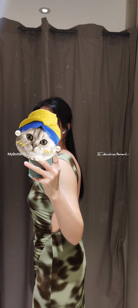 宝贝今天去试的新衣服，给我发的图。我最中意这个漏乳沟的裙子了。宝贝不好意思一个人穿出去，说和我一起出门的时候穿。到时候就可以出门让路人都看我女朋友乳沟了。