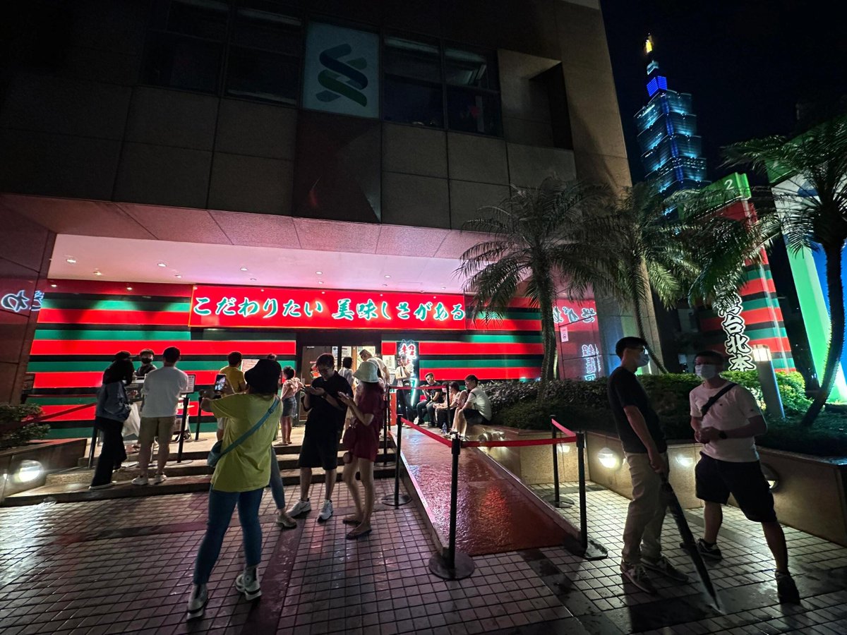 “夜晚的誘惑，藏在一份美味的夜宵中。”