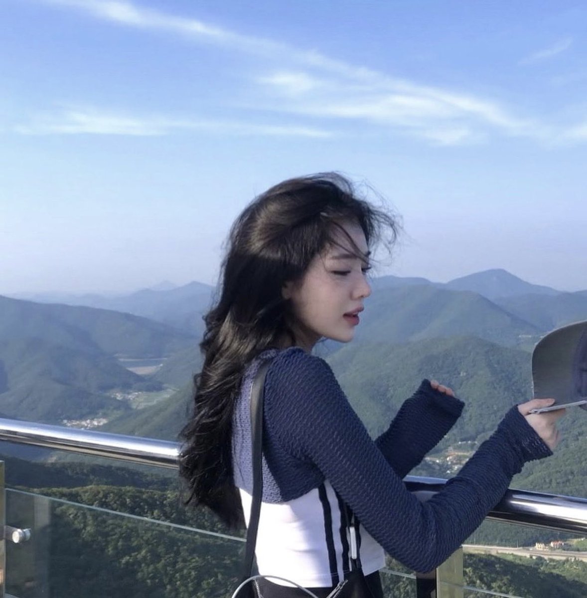 진짜 태생부터 여친짤 재능충 ㅁㅊ

#KiiiKiii #키키 #SUI #수이