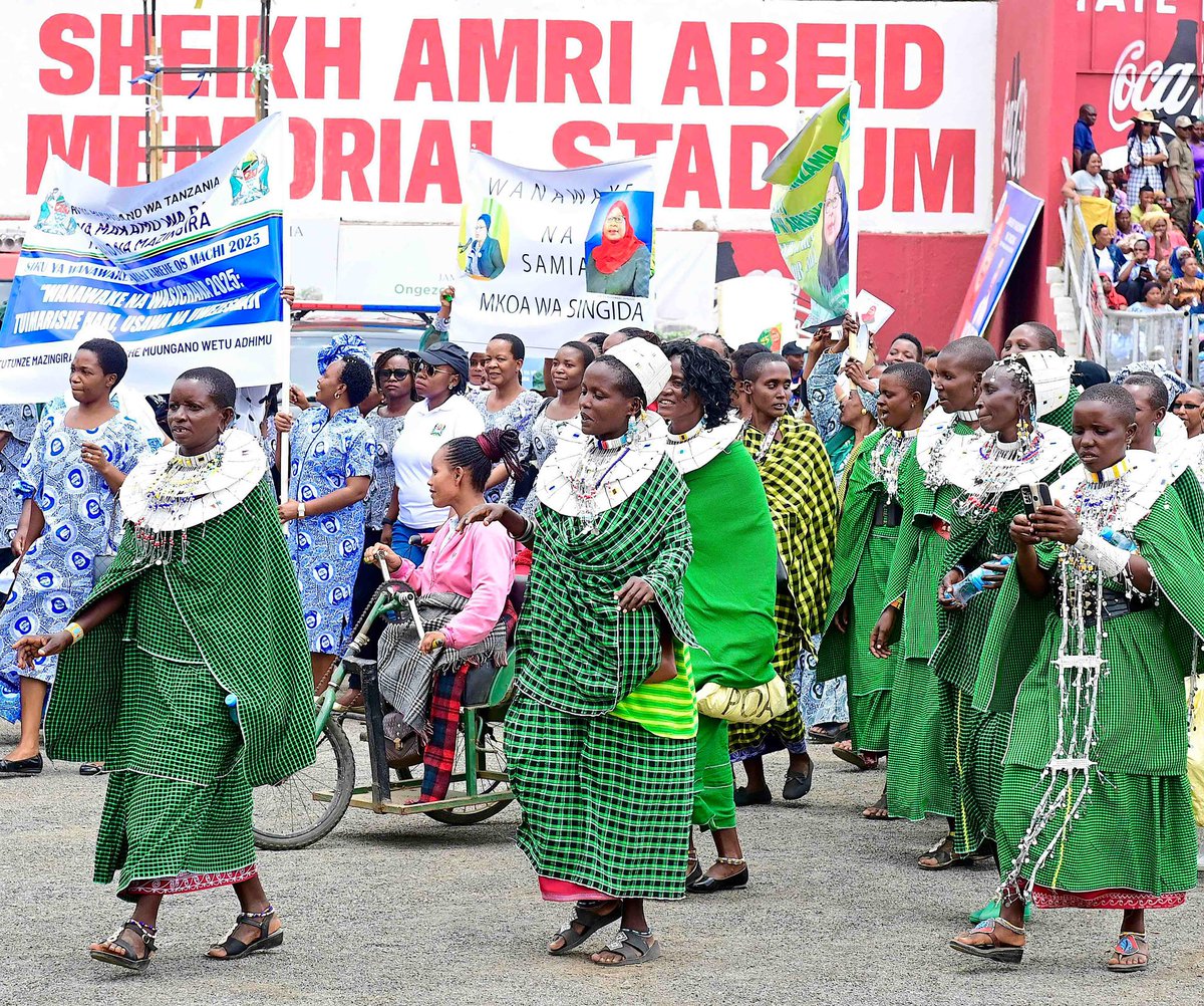 Maandamano ya Wanawake kutoka Taasisi mbalimbali za umma na binafsi yakipita mbele ya Jukwaa kuu kwenye kilele cha Maadhimisho ya Siku ya Wanawake Duniani ambayo kitaifa yamefanyika katika uwanja wa Sheikh Amri Abeid Jijini Arusha tarehe 08 Ma