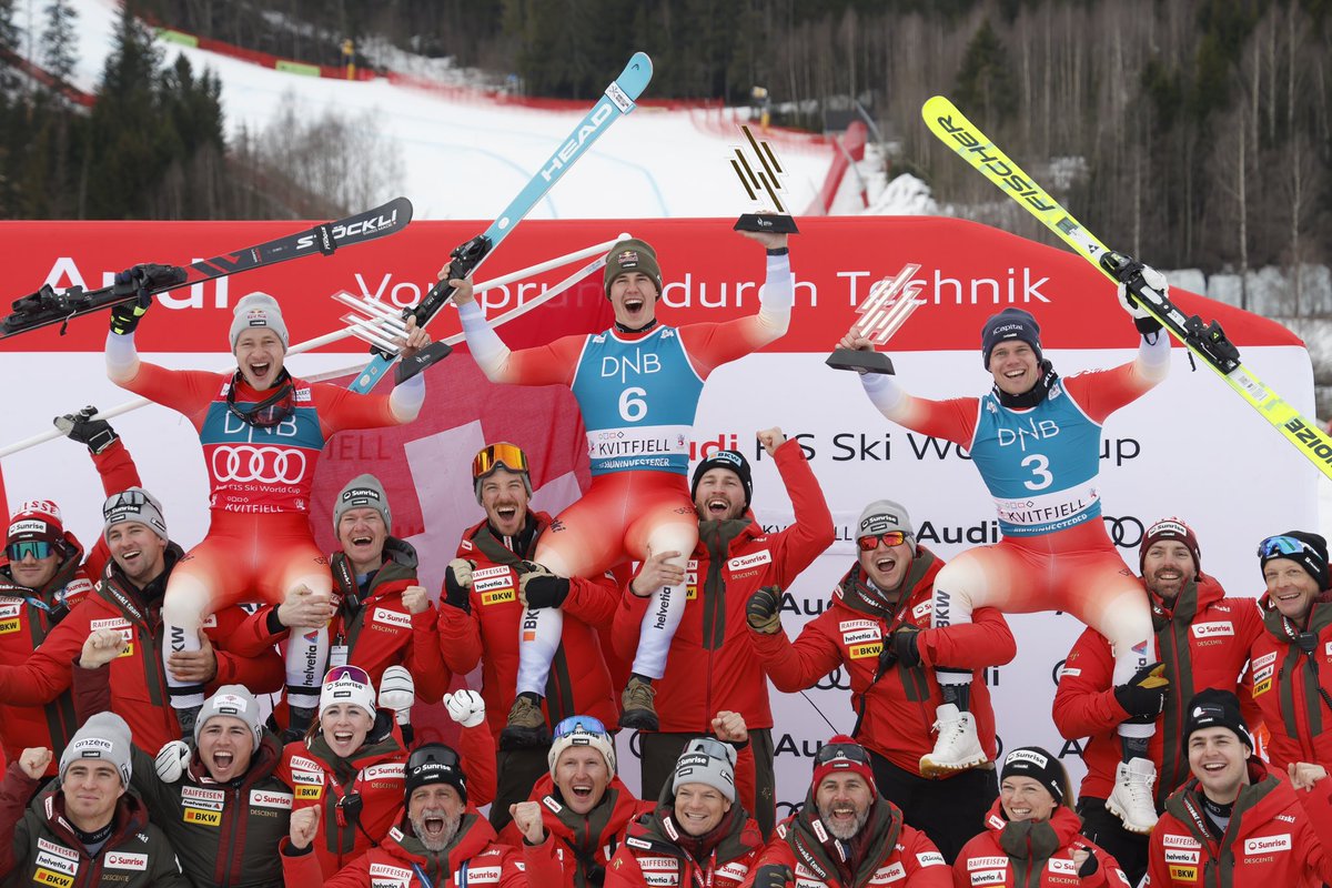 fisalpine's tweet photo. Here we are with another Swiss podium! 🇨🇭🫶🏻

🥇 Franjo Von Allmen 🇨🇭
🥈 Marco Odermatt 🇨🇭
🥉 Stefan Rogentin 🇨🇭

#fisalpine #wintersport #worldcupare

📸 Agence Zoom https://t.co/HTig4xCNtI