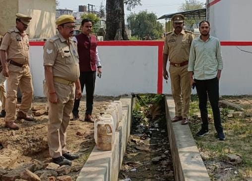 shravastipolice's tweet image. SPSVI श्री घनश्याम चौरसिया के निर्देशन में माननीय न्यायालय के आदेश के क्रम में #ऑपरेशनक्लीन के तहत 2401 लीटर अवैध मदिरा का विधिसम्मत निस्तारण – 
&apos;नशा मुक्त समाज की ओर एक और मजबूत कदम!&apos; 
#UPPolice 
#Excise