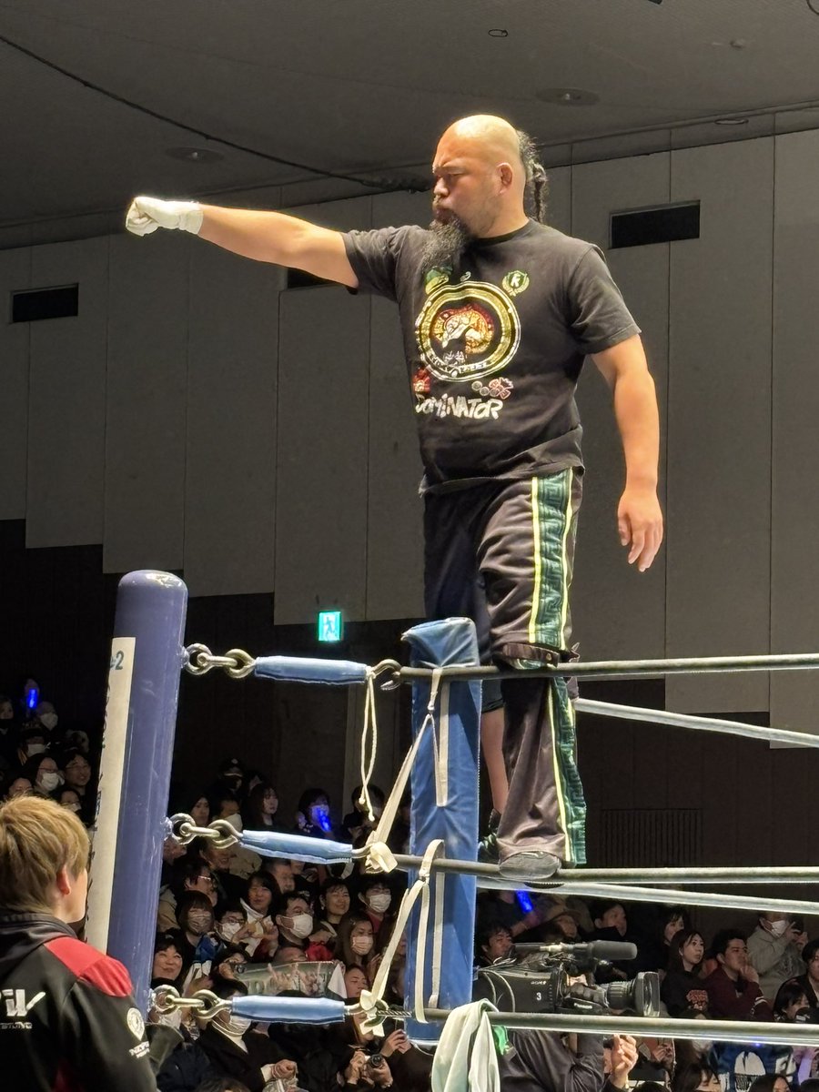 ichiyuuchin's tweet photo. めちゃくちゃ熱い試合に、喉が痛い！

横見ると旦那がちょいちょい泣いてるの。マジもらうからヤメテ笑
#オーカーン　#ゲイブ　#新日本プロレス　#叫び過ぎた https://t.co/xuwKufuUML