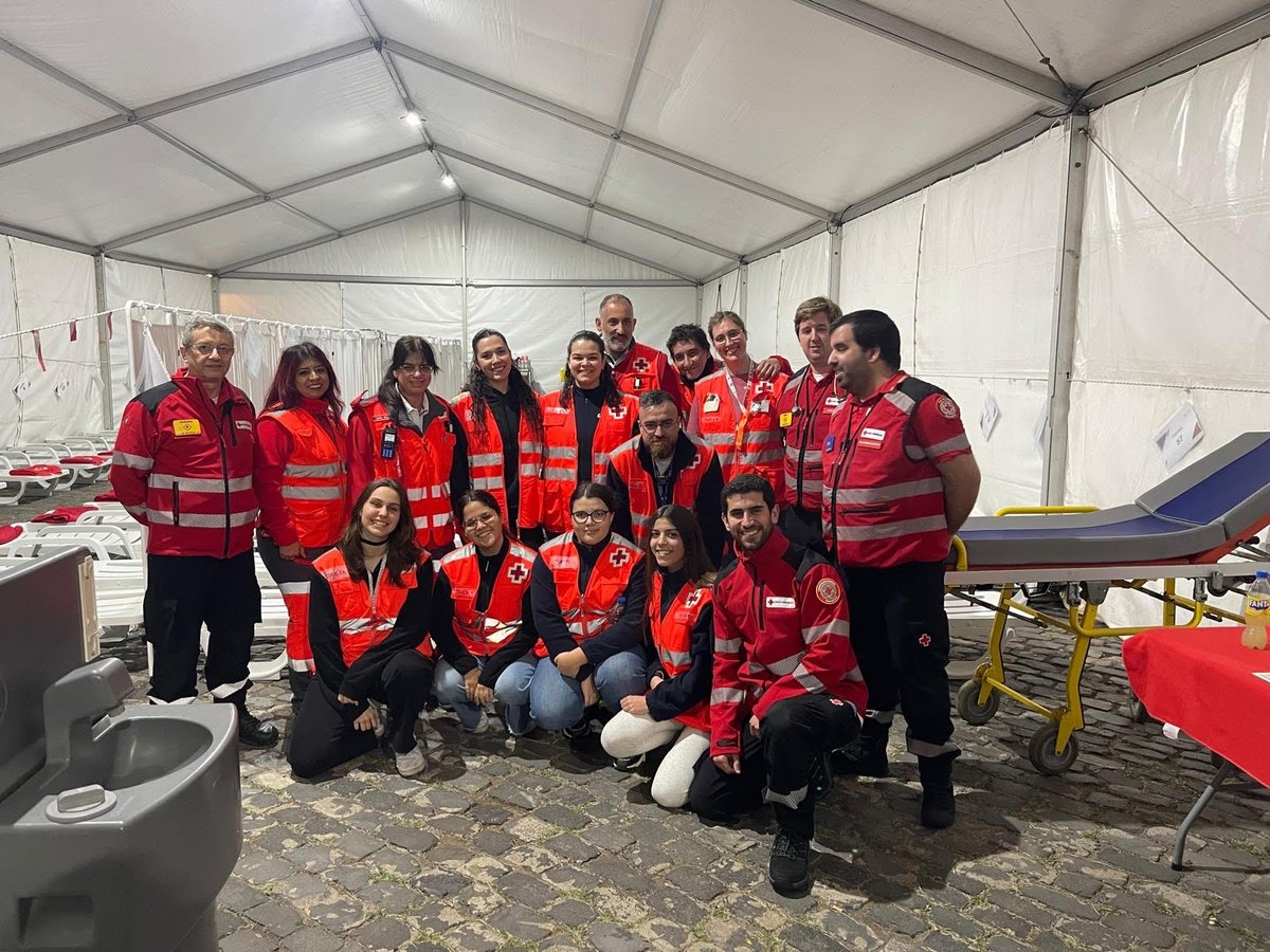 Estudiantes de 4º de Grado en Enfermería, ULL. Cuidando a la población carnavalera con el equipo del Hospital del Carnaval de Cruz Roja, Tenerife #carnaval #santacruz de Tenerife.