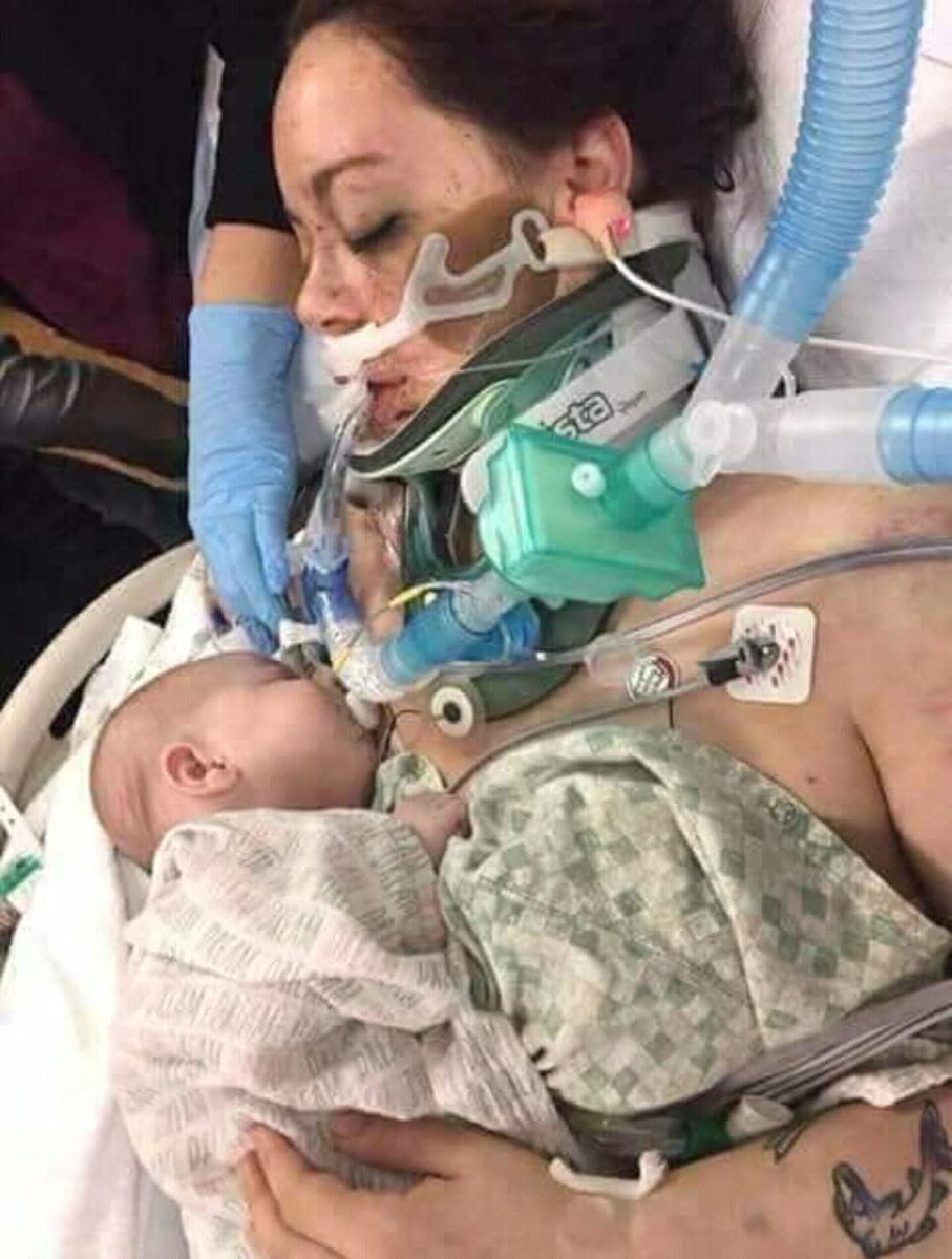 اليوم دافيء جداً فخيوط الشمس قبل المغيب تُخيط المعاطف الدافئة التى ترتديها قلوب الأمهات فأحن قلب هو قلب الأم

بمناسبة اليوم العالمي للمرأة 8 مارس تحية مني لأمي ولكل قلوب الأمهات في هذا العالم...