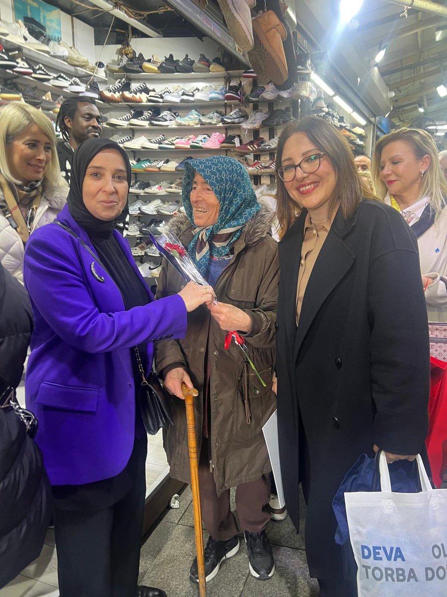 Bugün Sn <a href="/elifesendeva/">Elif Esen</a> vekilimiz , İl ve İlçe Kadın Çalışmaları Başkanlığı olarak Kadıköy meydanlarında, dayanışmanın ve mücadelenin gücüyle 8 Mart Dünya Kadınlar Günü etkinlerine katılım sağladık. Eşitlik, özgürlük ve adalet için hep birlikte sesimizi yükselttik.Kıymetli