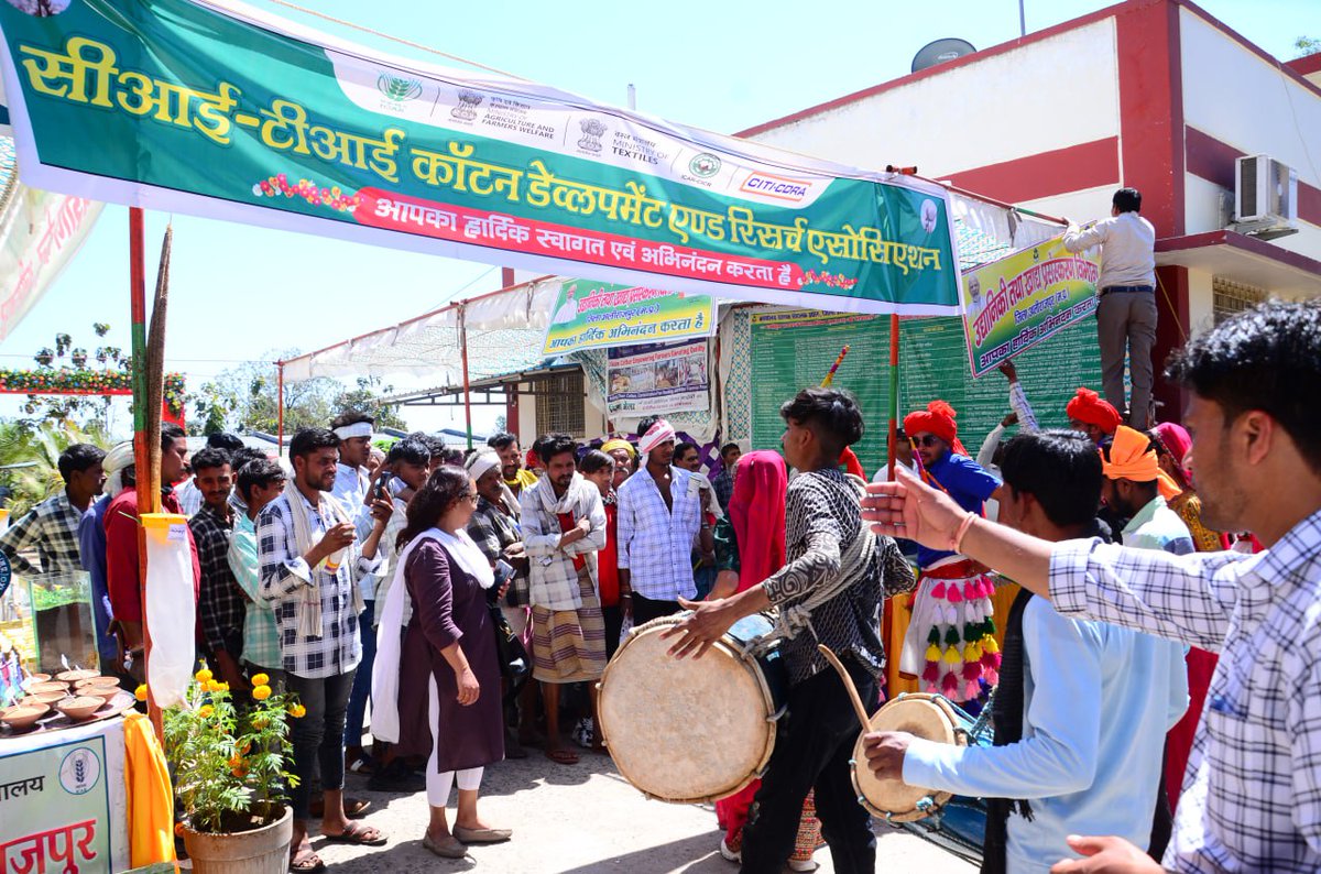 CITI CDRA Leads the Way in Cotton Innovation at Kisan Mela, Alirajpur! 🌱🚜

Over 400 farmers engaged in discussions on Closer Spacing Technology under the Special Project on Cotton, with key dignitaries and experts sharing insights.🌾✨ #CITICDRA #CottonInnovation #KisanMela