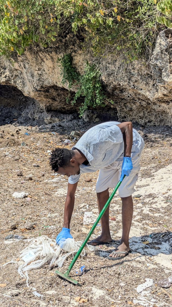 CboVisionary's tweet photo. Early today, we took action at Qwetu Beach and successfully removed 100kg of plastic waste. A huge thank you to everyone who joined and helped make our beach cleaner and greener. Together, we make a difference! 

#PlasticPatrol
#BeachCleanUp
#VisionaryCBO
#EcoWarriors https://t.co/ZzuuBsHmcM