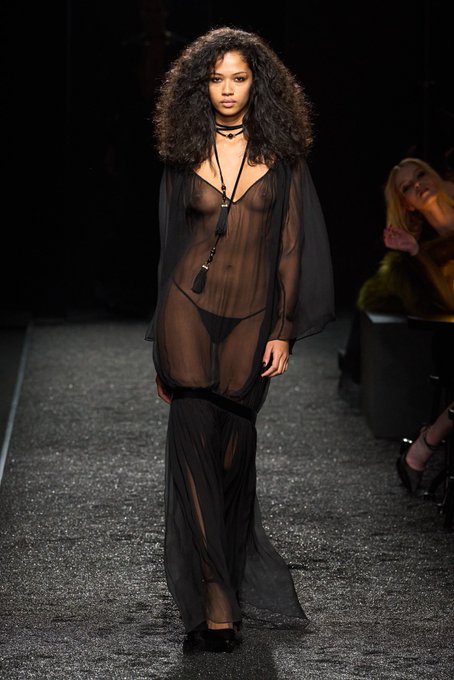 Watch Mia K.'s leaked NSFW photo on TwXstars