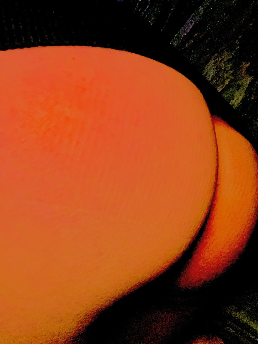 かわいいおちり🍑が見えたまま寒さガマンして一服🚬しちゃったけど、このままだれか奥まで突いてくれるかな？お外でするの最高だよね❤️アダショで露出してイタズラとかされてみたい🥺昔アダショでいちゃいちゃしてたら店員さんに注意されちゃった⚠️から、アダショでふぇらとか合体してる人が羨ましい☺️