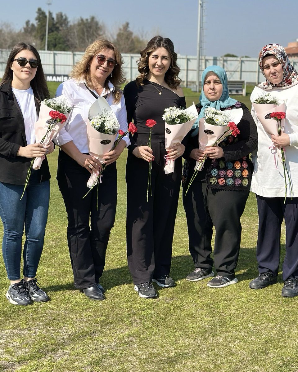💐 8 Mart Dünya Kadınlar Günü kapsamında kulüp çalışanlarımıza karanfil hediye edilerek günleri kutlandı.